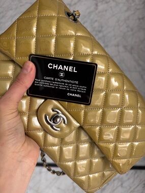 Chanel Classic Flap – Rare Khaki Gold Platinum Tone ✨ Authentic
MEDIUM SIZE